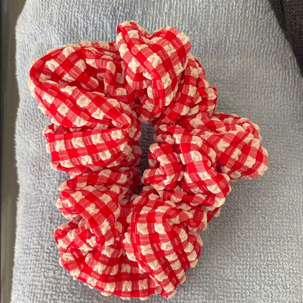 NWT • red gingham scrunchie - Hunza g